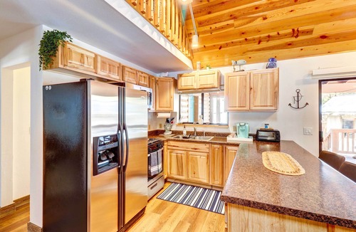 Pinetop-Lakeside Cottage | Near Hiking: Cabin w/Hot Tub in Lakeside!