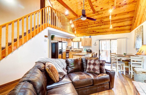 Pinetop-Lakeside Cottage | Near Hiking: Cabin w/Hot Tub in Lakeside!