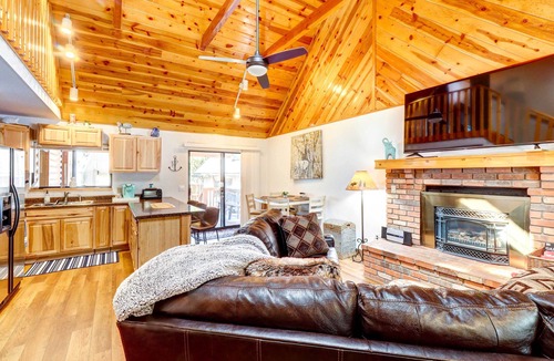 Pinetop-Lakeside Cottage | Near Hiking: Cabin w/Hot Tub in Lakeside!