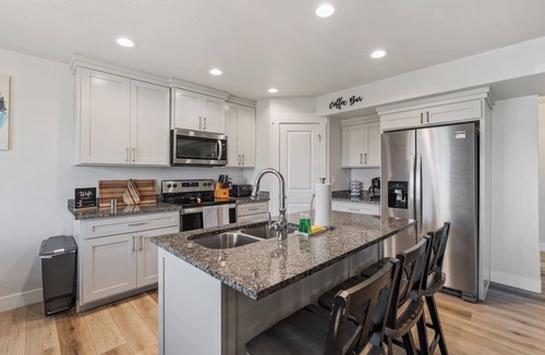 Garden City Villa | Near Marina, Walk to Shops, Fire Pit, Gaming & AC!