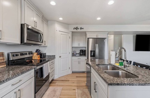 Garden City Villa | Near Marina, Walk to Shops, Fire Pit, Gaming & AC!