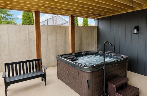 Nazareth House | New 10 BR Luxury | Sleeps 20 | Bourbon Country