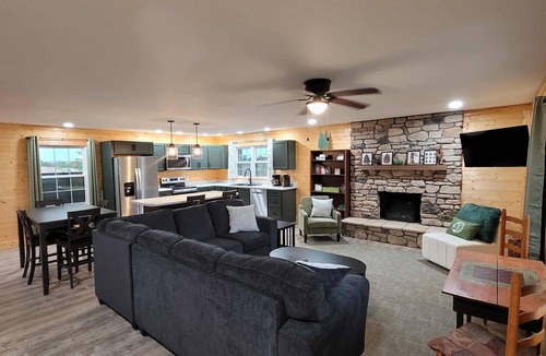 Rogers Cabin | NEW 3-bedroom cabin 1 mile from the Gorge Underground - Hot Tub, Games, Sunsets