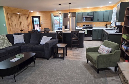 Rogers Cabin | NEW 3-bedroom cabin 1 mile from the Gorge Underground - Hot Tub, Games, Sunsets