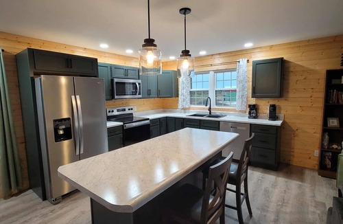 Rogers Cabin | NEW 3-bedroom cabin 1 mile from the Gorge Underground - Hot Tub, Games, Sunsets