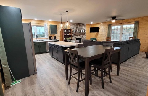 Rogers Cabin | NEW 3-bedroom cabin 1 mile from the Gorge Underground - Hot Tub, Games, Sunsets