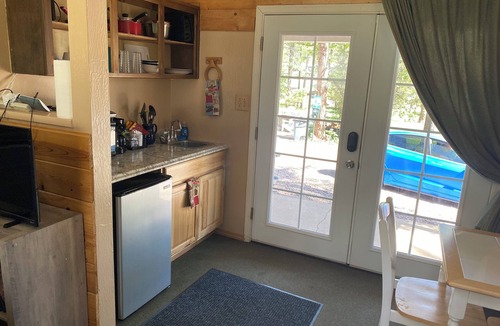 Payson Cabin | New bathroom!Private porch swing, picnic table, plus indoor Jacuzzi & Fireplace.