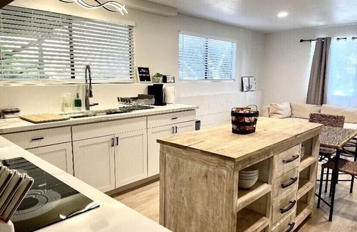 Prunedale House | New, Centrally Located guest house with Modern Amenities and Private Hot Tub
