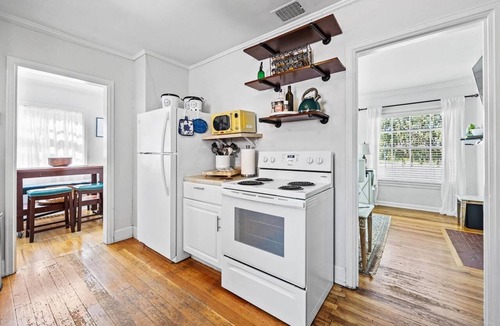 North End House | NEW! Cheerful Dog Friendly 1937 Cottage w/Electric Fireplace! 5 min Drive/20 min Walk to Hyde Park