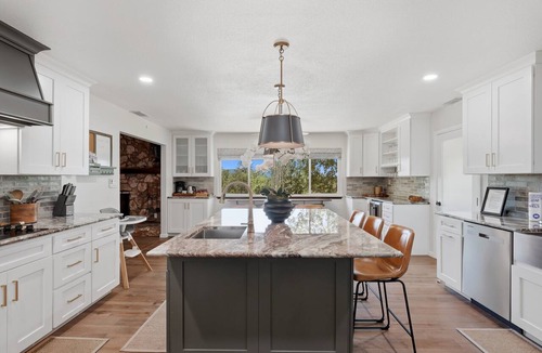 Oakhurst House | New! Circle V Ranch w pool/games/3 en-suite baths!