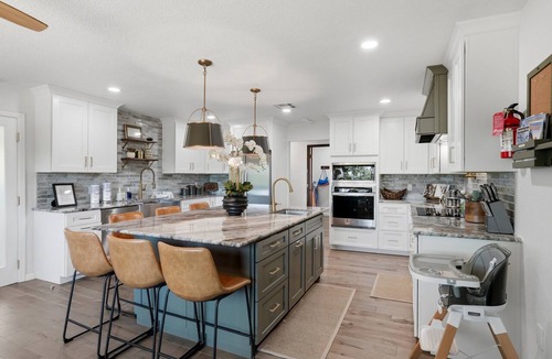 Oakhurst House | New! Circle V Ranch w pool/games/3 en-suite baths!