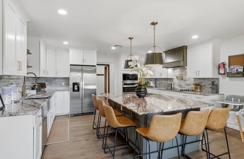 Oakhurst House | New! Circle V Ranch w pool/games/3 en-suite baths!