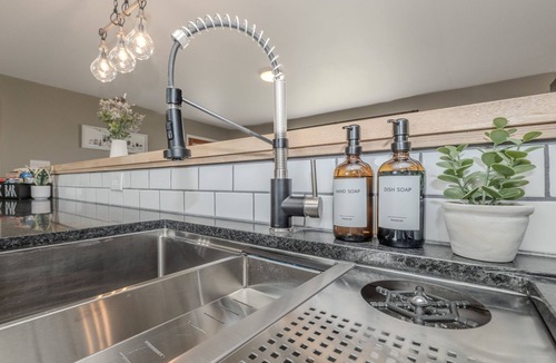 Westfield House | NEW! Cozy Ranch/Sleeps 8/5 Mins to Grand Pk/Just Mins to Downtown Westfield!