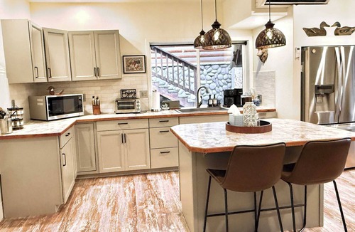 McCall House | NEW Downtown ,Davis Avenue Luxury Lodge, Sleeps 20