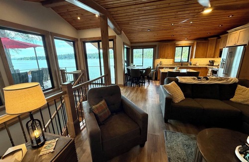 Kings Point House | NEW Eagles Bluff Lake House near GNP