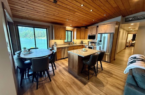 Kings Point House | NEW Eagles Bluff Lake House near GNP