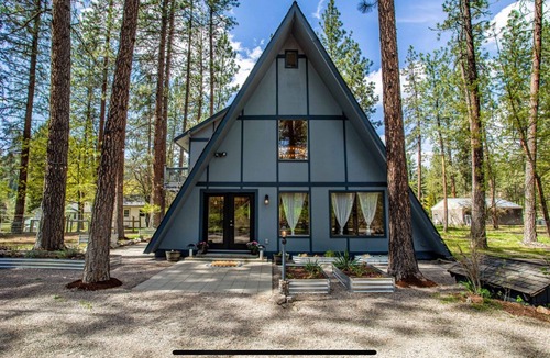 Riverbend House | NEW Enchanting 3-bedroom house in Superior Sleeps 6 Pet friendly