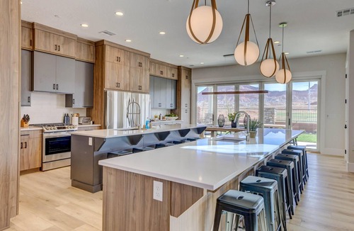 Washington Fields Villa | New | Family Reunions | Corporate Retreats | Private Pool | Sleeps 23