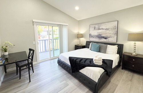 Southridge Village House | New Fully Remodeled Charming 4-bedroom home with WiFi & AC in brilliant Fontana