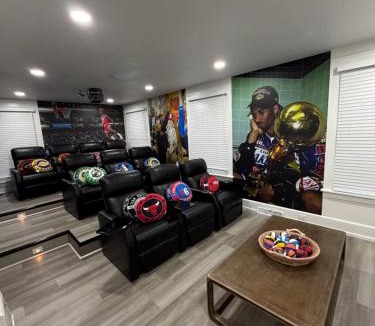 Huron House | New Group Space - Sleeps 20! Near Sports Center