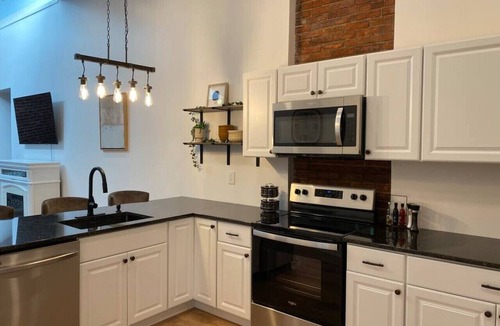 California Apartment | New! Historic and Renovated 3BR Riverside Suite