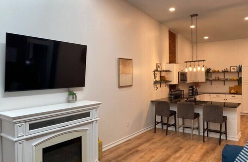 California Apartment | New! Historic and Renovated 3BR Riverside Suite