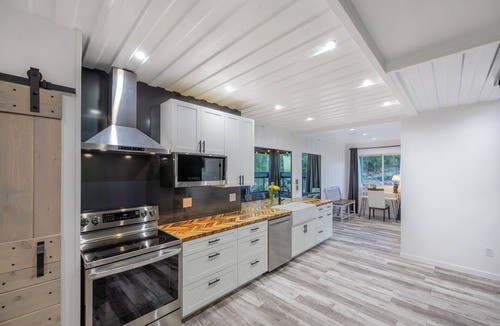 Teasdale Villa | New! Lavish Shipping Container Experience with 3 King Suites & Amazing Views!