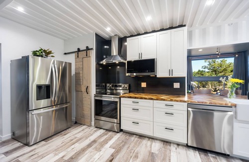 Teasdale Villa | New! Lavish Shipping Container Experience with 3 King Masters & Amazing Views!