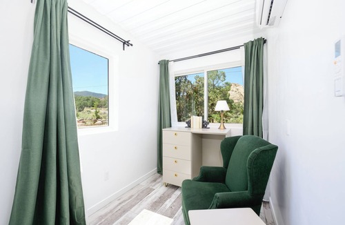 Teasdale Villa | New! Lavish Shipping Container Experience with 3 King Masters & Amazing Views!
