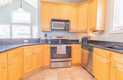 Surf City Apartment | New Listing | 0.1 Miles to Beach| Pool Access