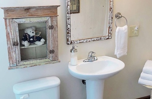 Glasgow Bed & Breakfast | NEW LISTING! America Room by Main Street Bed & Breakfast