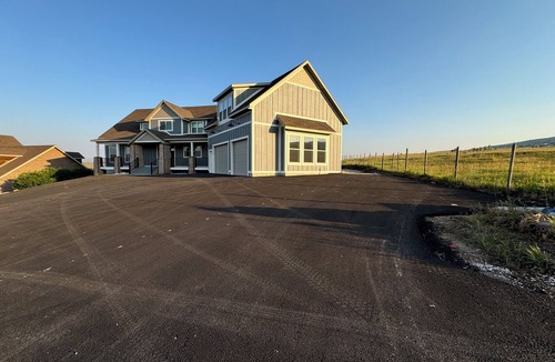 Sweetwater House | New listing! Hanson House- 9 bed 7.5 bath Sleeps 35. 1/2 Acre Grass Yard