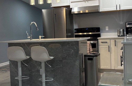 Cincinnati Apartment | New Luxe 2BR Modern Furnished Near OTR & TQL-paycor Stadium