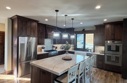 Island Park Cabin | New Luxurious waterfront cabin on Henry's Lake. 26 minutes to West Yellowstone