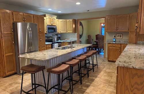 Jardine House | NEW! On Bear Creek~ Treed Seclusion~ Serene~ 4 Living Rooms~ 4 Miles to Gardiner