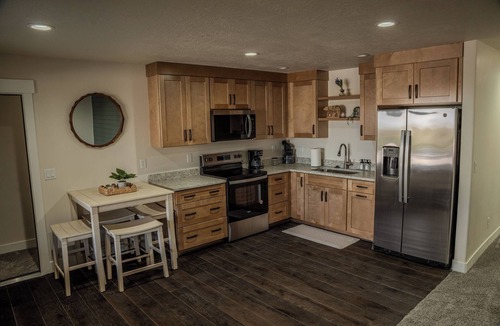 Teasdale House | NEW! Red Rock & Pine Retreat. Sleeps 20+ people.