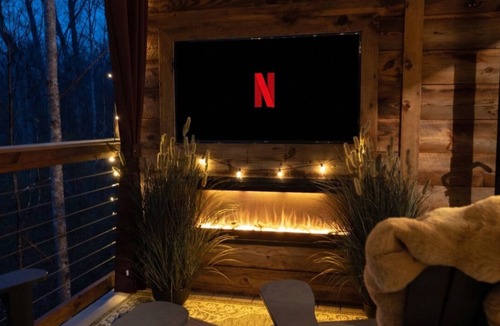 Wellington Cabin | New Romantic Adults Only Covered Hot Tub w/TV & FP