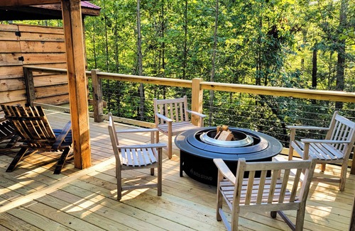 Wellington Cabin | New Romantic Adults Only Covered Hot Tub w/TV & FP