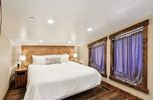 Hildale Cabin | NEW! Room 25 -Kokopelli (1-Bedroom) by Zion Cliff Lodge