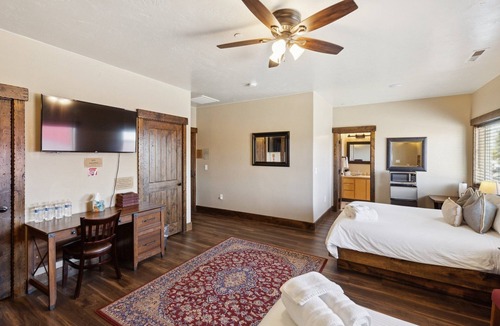 Hildale Cabin | NEW! Room 25 -Kokopelli (1-Bedroom) by Zion Cliff Lodge