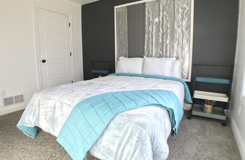 Idaho Falls House | New, stunning retreat, sleeps 8. Hot Tub. Duplex home