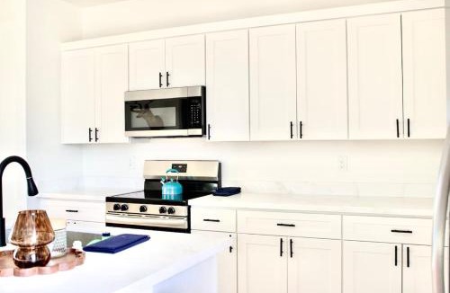 Greenehaven House | New SW Inspired Home, 9 Guests, Tesla Ready, Pet Friendly