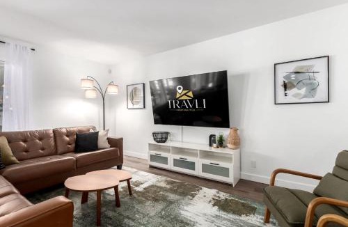Trail West House | NEW - The Desert Bloomhouse with Heated Pool