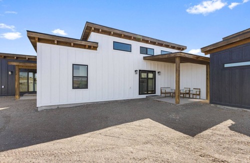 St. Anthony House | NEW Tiny Home with Loft Near Yellowstone