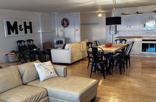 Babb Cottage | New to vacation rental lovely 3-bedroom 2 bath on Duck Lake near Glacier Park