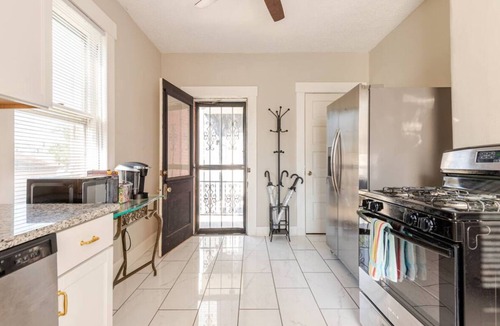 South Louisville House | New! Walk to the Kentucky Derby, U of L Football, and Jim Patterson Stadium!