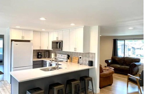 Fairwood House | Newly remodeled bright and airy 6 bedroom home