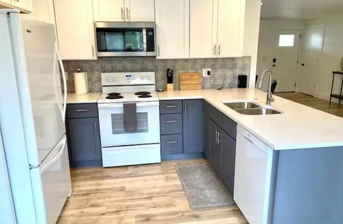 Fairwood House | Newly remodeled bright and airy 6 bedroom home