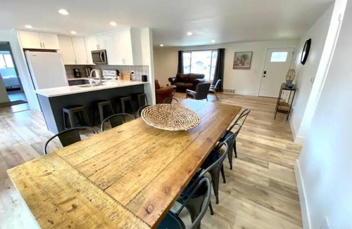 Fairwood House | Newly remodeled bright and airy 6 bedroom home