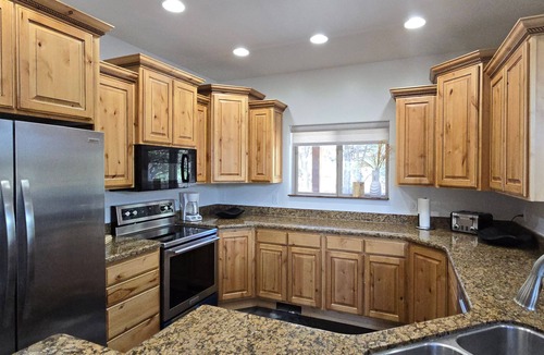 Zion National Park East Entrance Cabin | Newly Remodeled Cabin. Secluded. Hot Tub. 7 miles to Zion National Park
